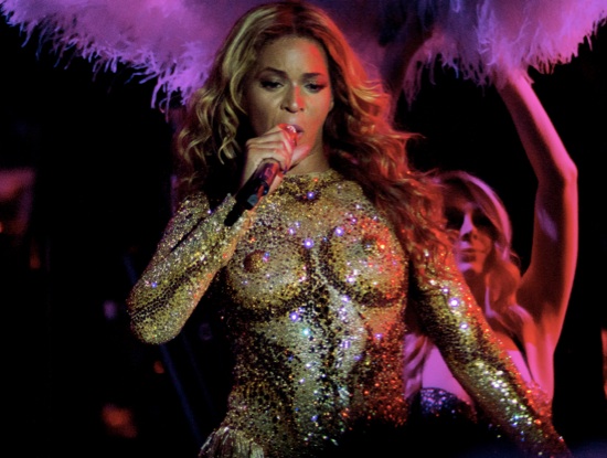 La robe topless de Beyoncé aux Mrs Carter World Tour Beyonce Mrs Carter World Tour La robe topless de Beyoncé aux Mrs Carter World Tour